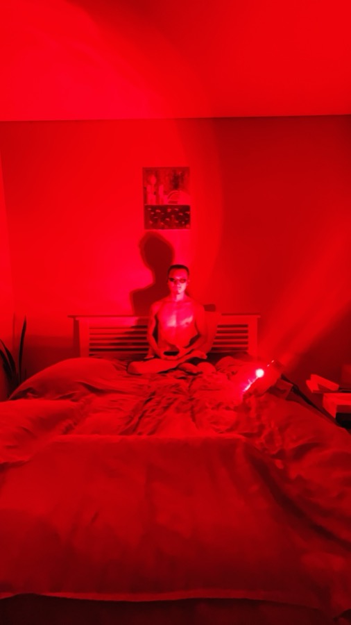 Freeman Fung meditating during an EMR-TEK red light therapy session